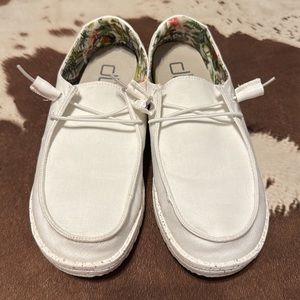 Size 7 White Hey dudes